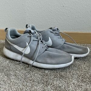 Nike Men's Light Gray Mesh Sneakers